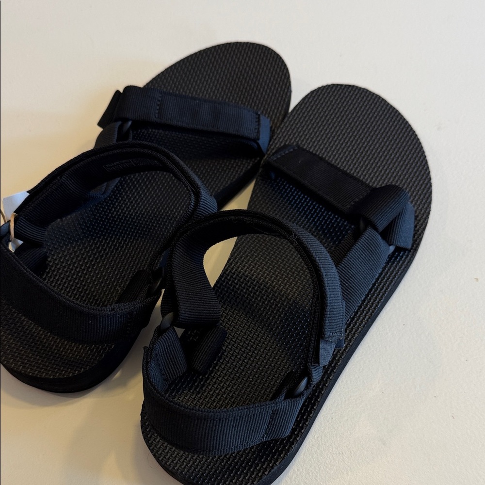 TEVA Men’s Black Adjustable Strap Sandals Sz 9.  NWOB. TUB5